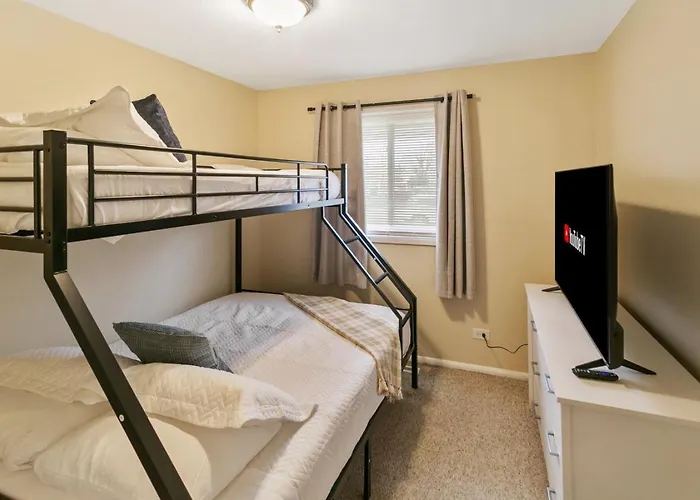 Sailors Escape With 3 Bedrooms Near Naval Base Holiday home Waukegan